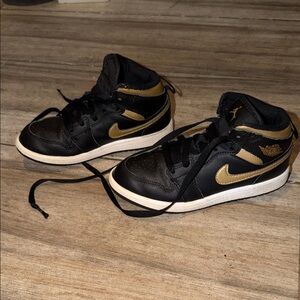 Youth boys Air Jordan 1 mid